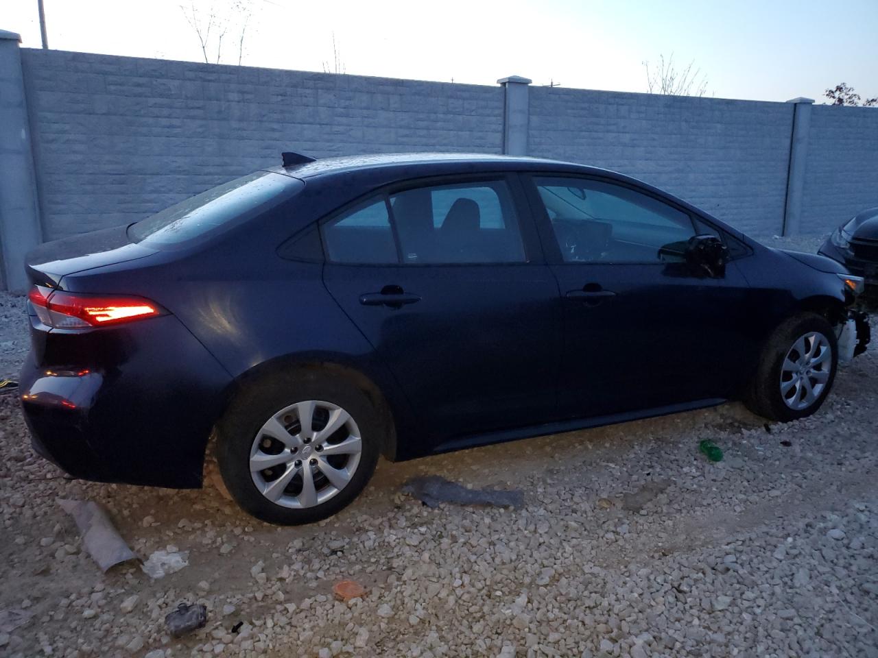 Obraz 3 z 2022 TOYOTA COROLLA LE 2022 z VIN 5YFEPMAEXNP326100