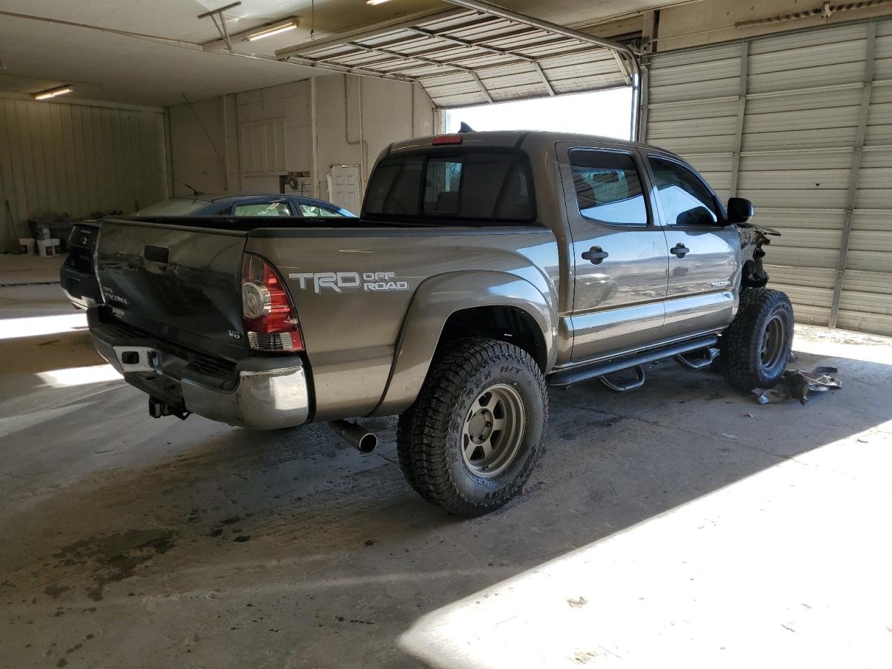 Obraz 3 z 2014 TOYOTA TACOMA DOUBLE CAB 2014 z VIN 3TMLU4EN4EM161176