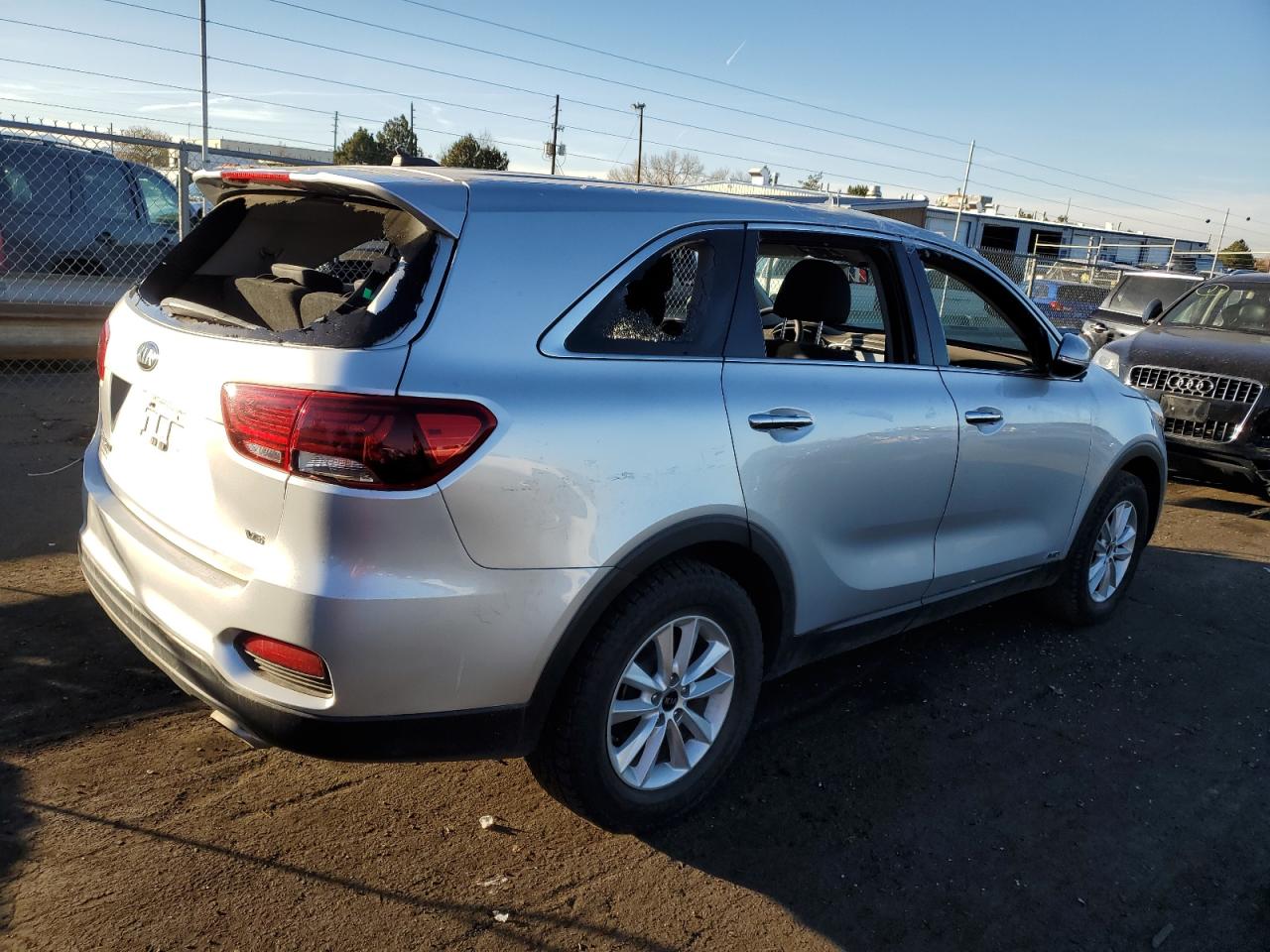Изображение 3 2019 KIA SORENTO LX 2019 с VIN 5XYPGDA50KG465726