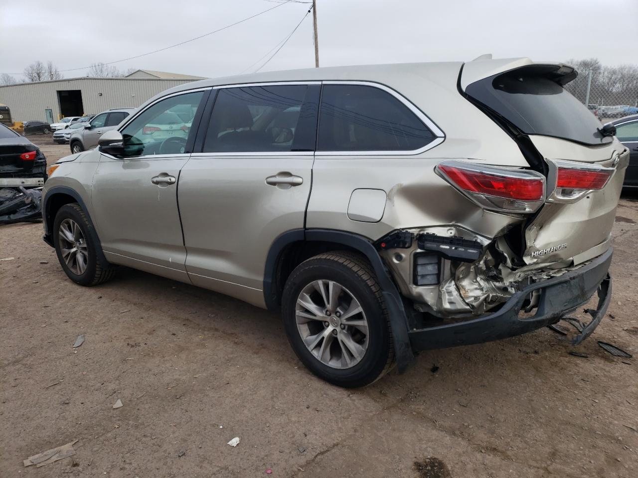 Obraz 2 z 2015 TOYOTA HIGHLANDER LE 2015 z VIN 5TDBKRFH0FS176329