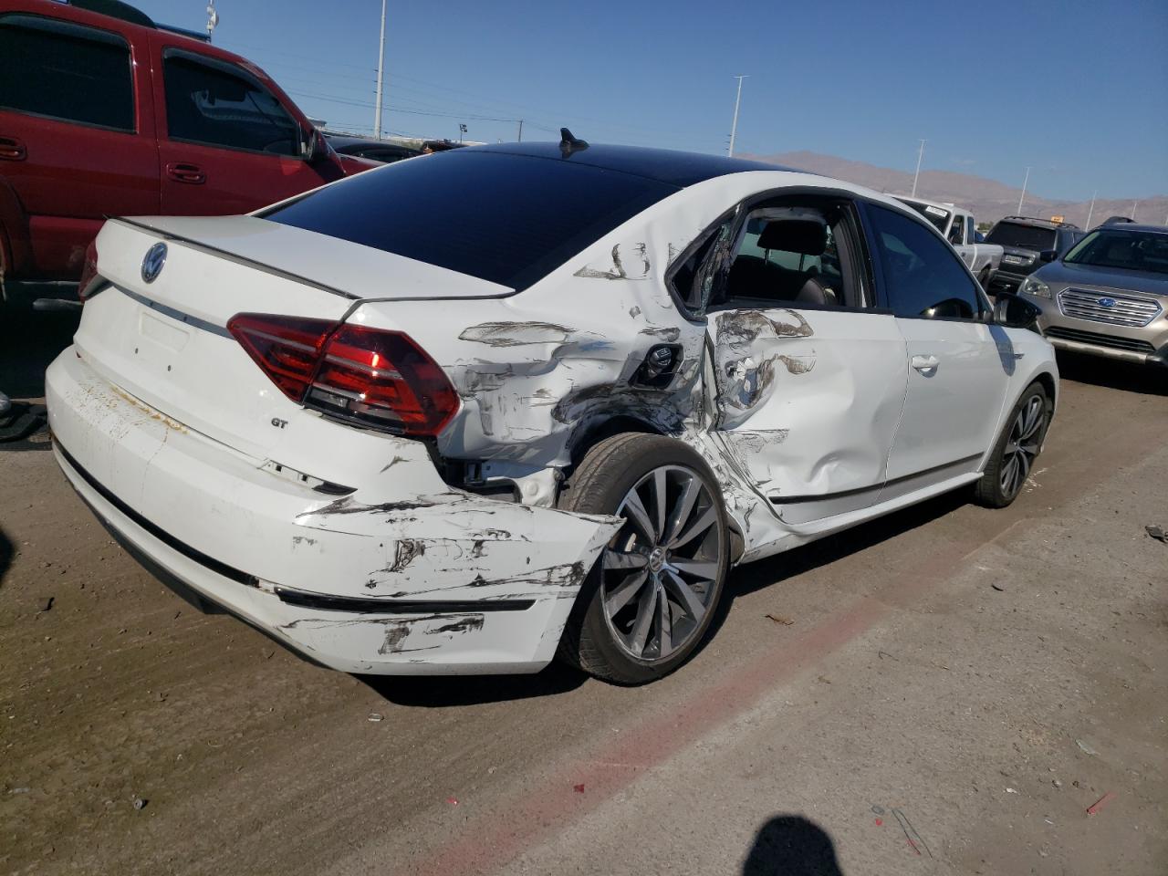Изображение 3 2018 VOLKSWAGEN PASSAT GT 2018 с VIN 1VWJM7A33JC047952