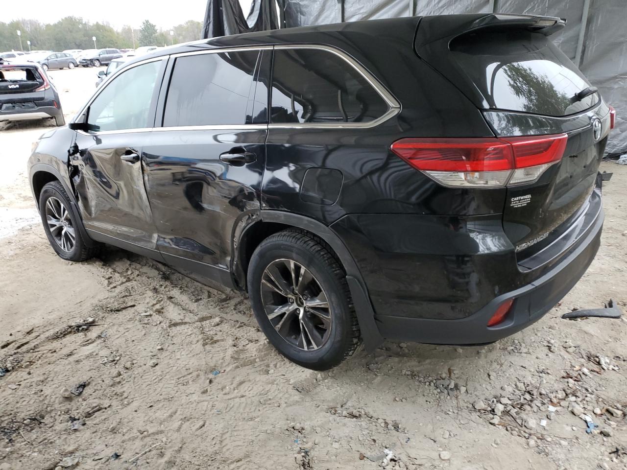 Image 2 of 2019 TOYOTA HIGHLANDER LE 2019 with VIN 5TDBZRFH6KS980849