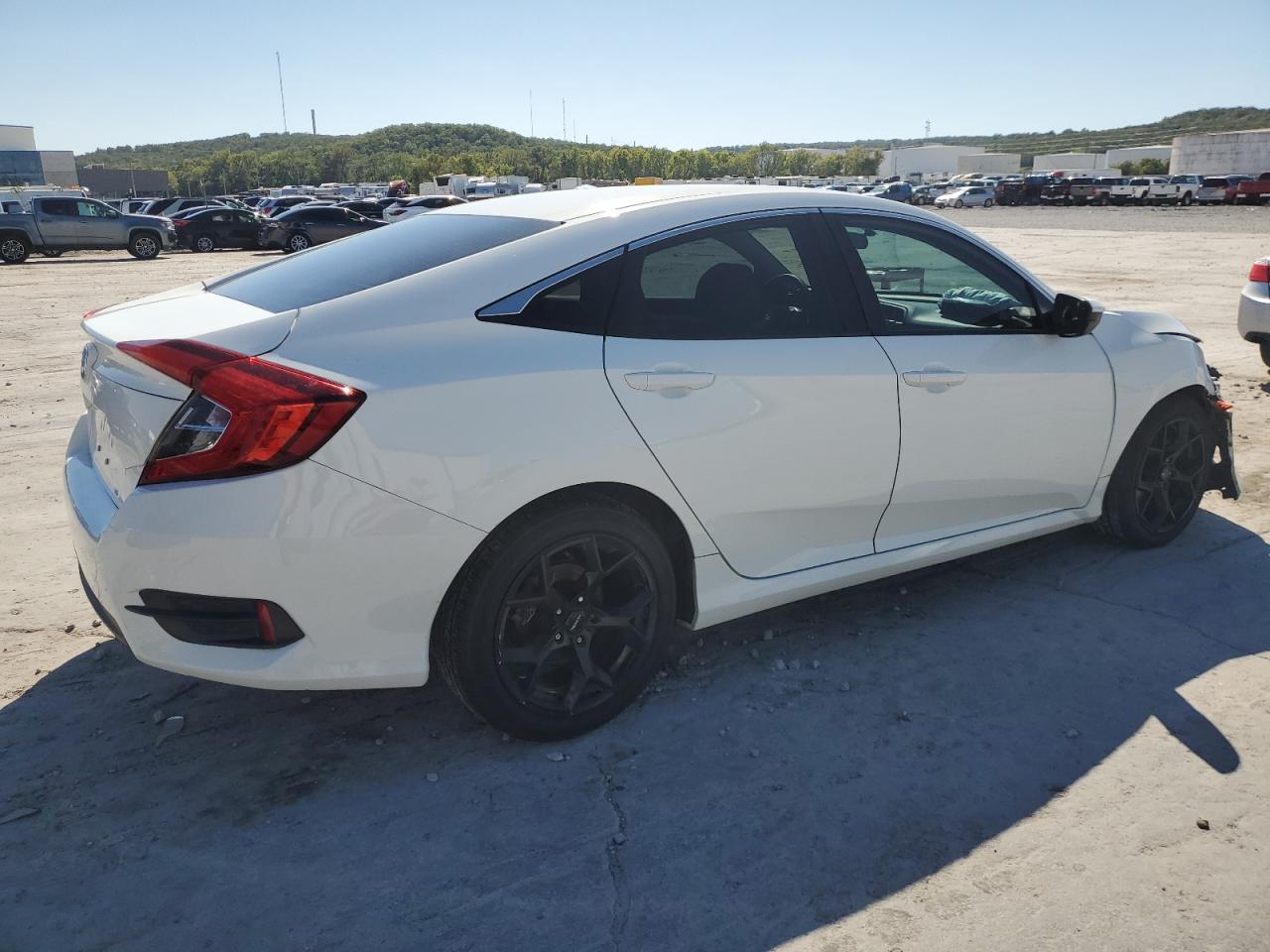 Obraz 3 z 2018 HONDA CIVIC LX 2018 z VIN 19XFC2F58JE205686