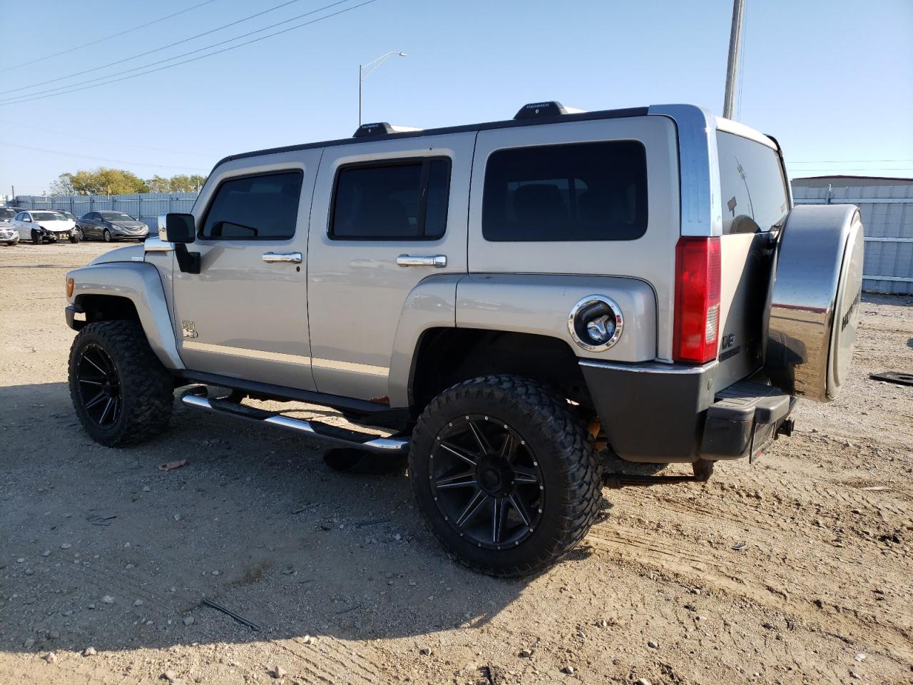 Image 2 of 2006 HUMMER H3  2006 with VIN 5GTDN136468271509