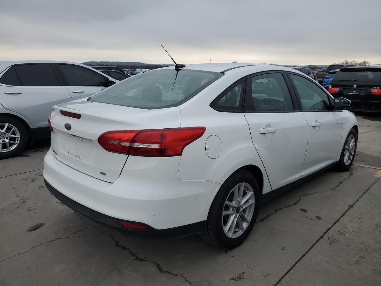 Image 3 of 2018 FORD FOCUS SE 2018 with VIN 1FADP3F29JL280370