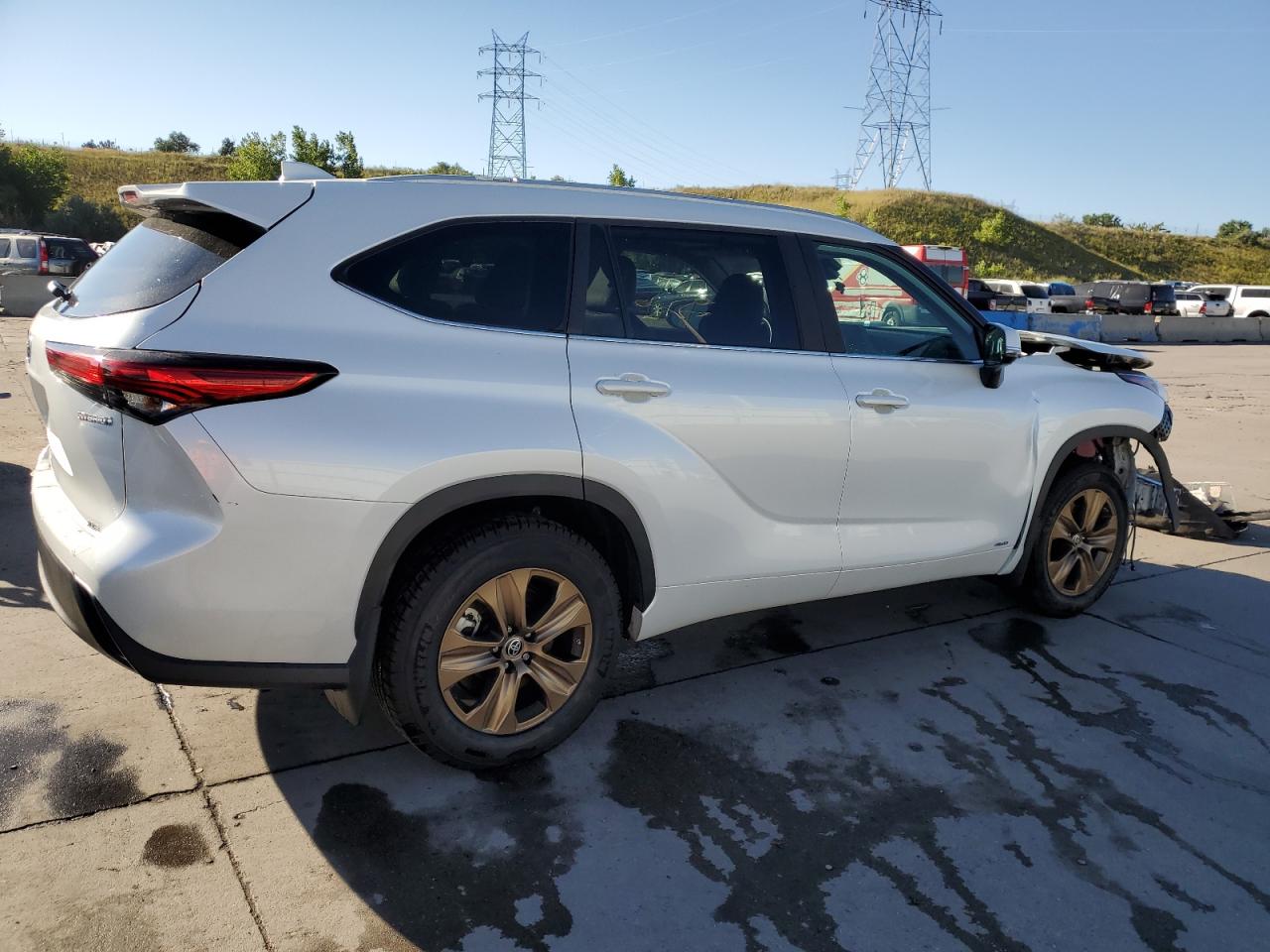 Image 3 of 2023 TOYOTA HIGHLANDER HYBRID BRONZE EDITION 2023 with VIN 5TDABRCHXPS565402