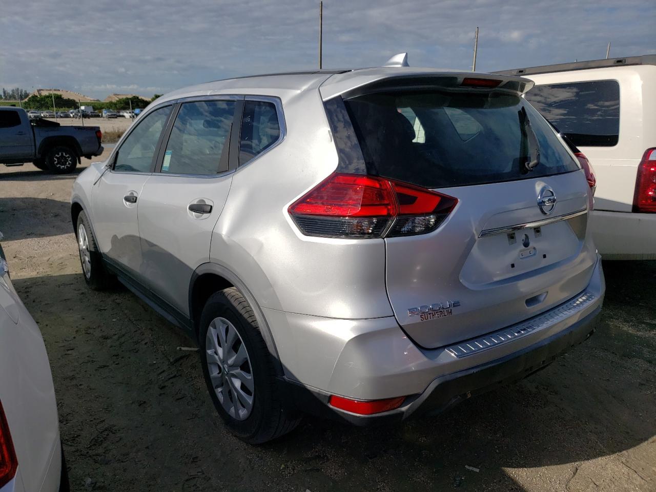 Obraz 2 z 2017 NISSAN ROGUE S 2017 z VIN KNMAT2MT2HP500188