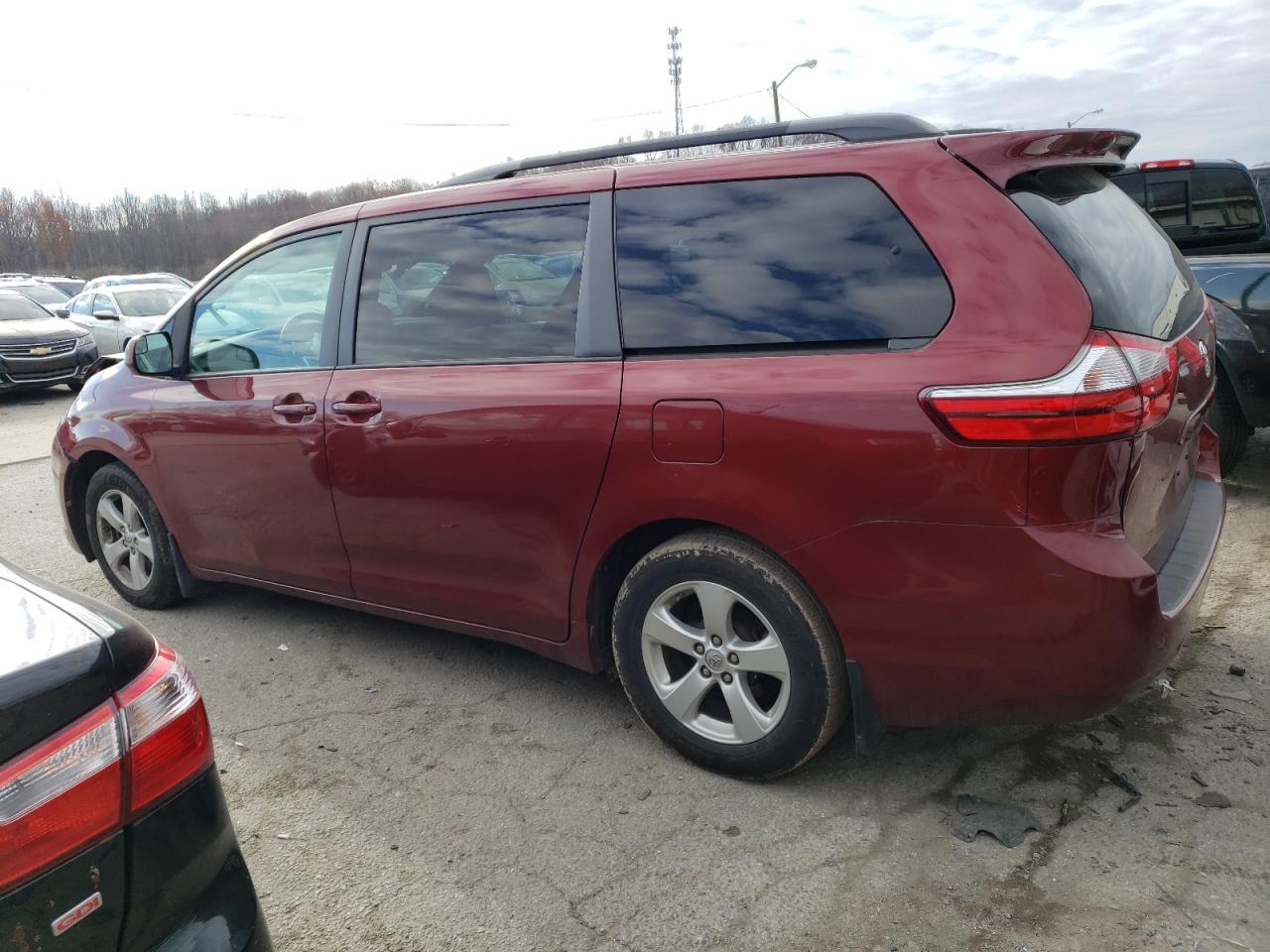 Obraz 2 z 2017 TOYOTA SIENNA LE 2017 z VIN 5TDKZ3DC3HS881872