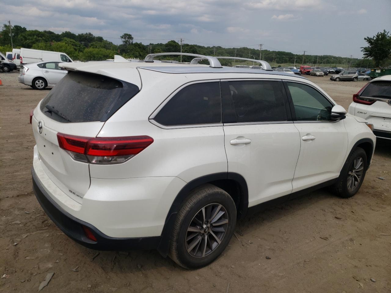 Image 3 of 2019 TOYOTA HIGHLANDER SE 2019 with VIN 5TDJZRFH2KS591427