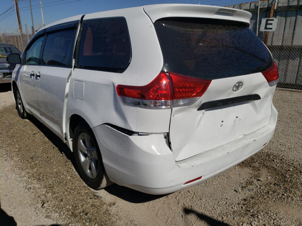 Obraz 2 z 2011 TOYOTA SIENNA  2011 z VIN 5TDZK3DC7BS087824