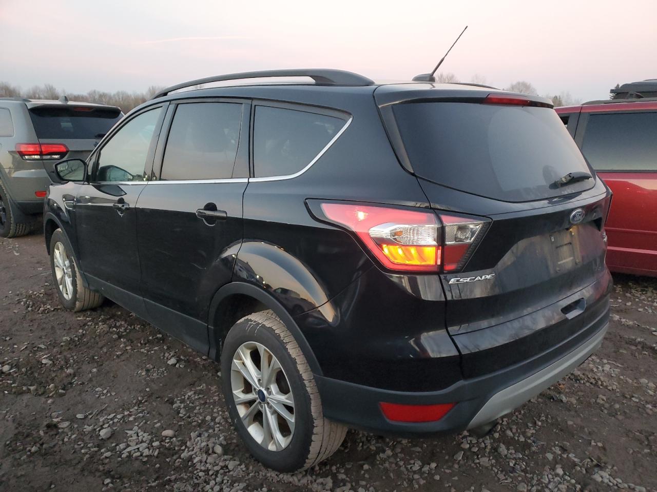 Изображение 2 2018 FORD ESCAPE SE 2018 с VIN 1FMCU9GD8JUB66156