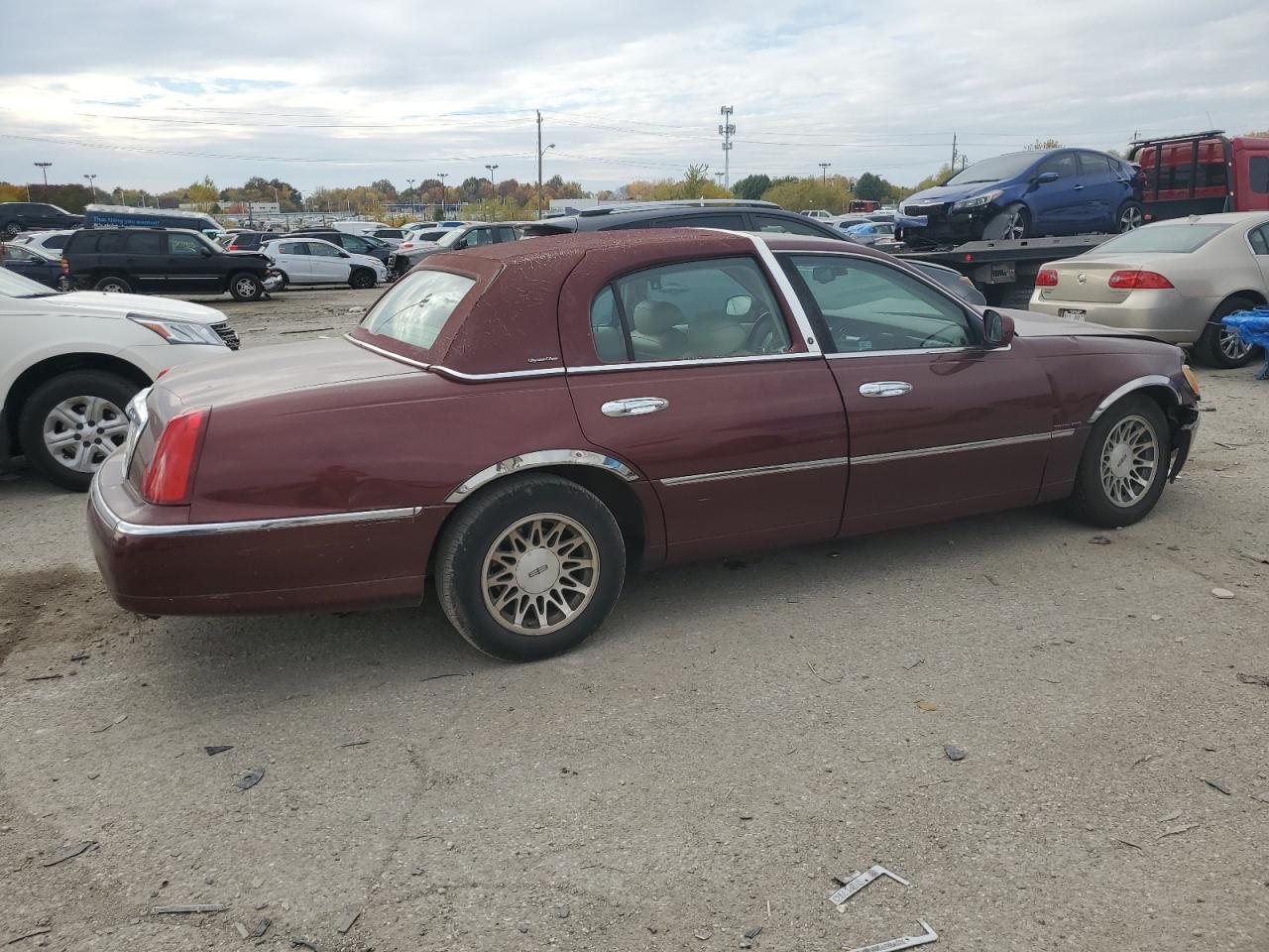 Image 3 of 2002 LINCOLN TOWN CAR SIGNATURE 2002 with VIN 1LNHM82WX2Y653930