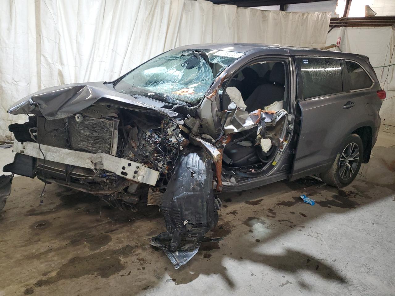 Изображение 1 2018 TOYOTA HIGHLANDER LE 2018 с VIN 5TDBZRFH0JS880941