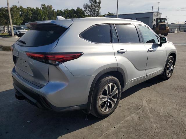 Image 3 of 2022 TOYOTA HIGHLANDER XLE 2022 with VIN 5TDGZRBH7NS243904