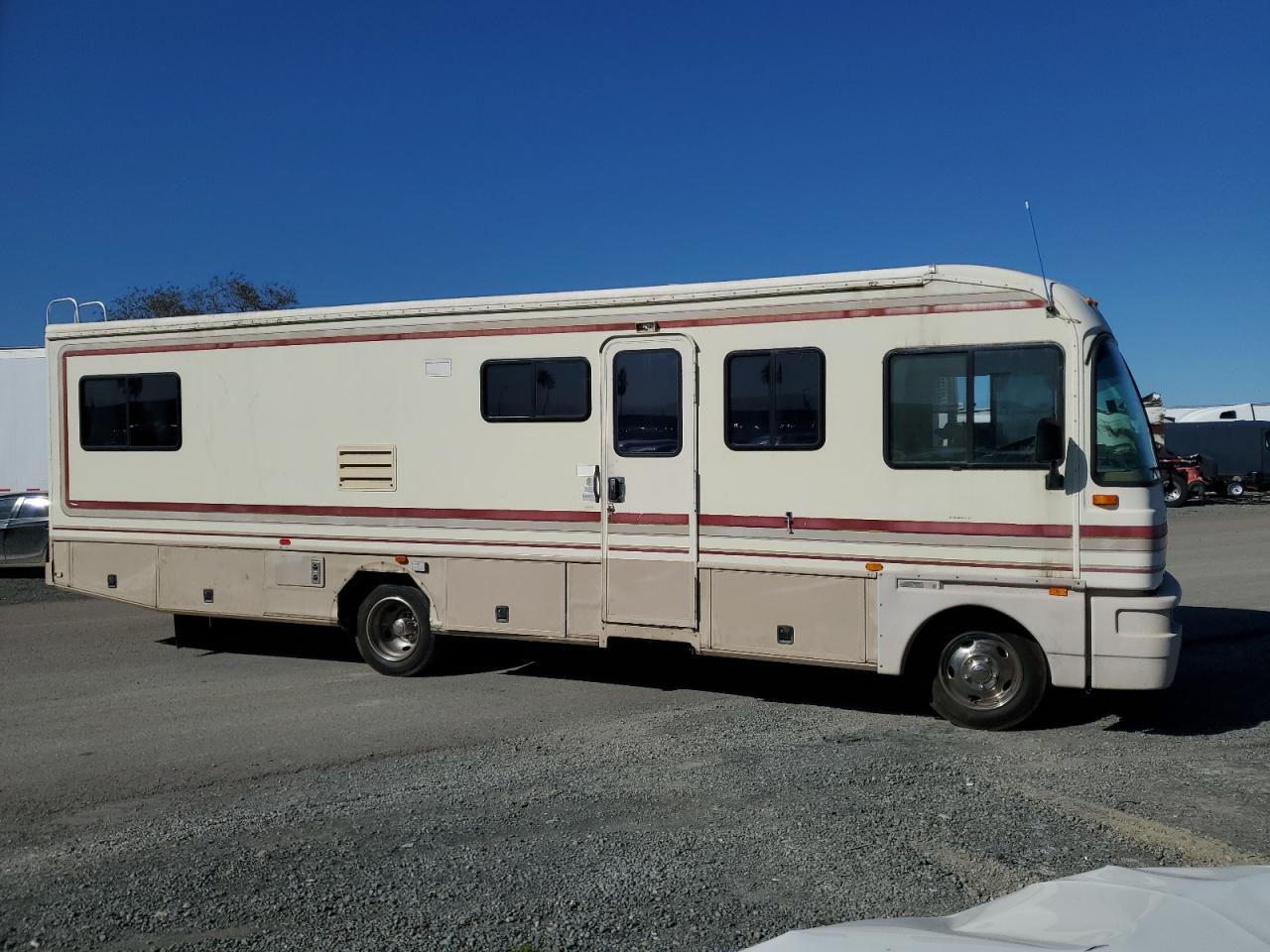 Image 1 of 1995 CHEVROLET P30  1995 with VIN 1GBLP37N0S3301546