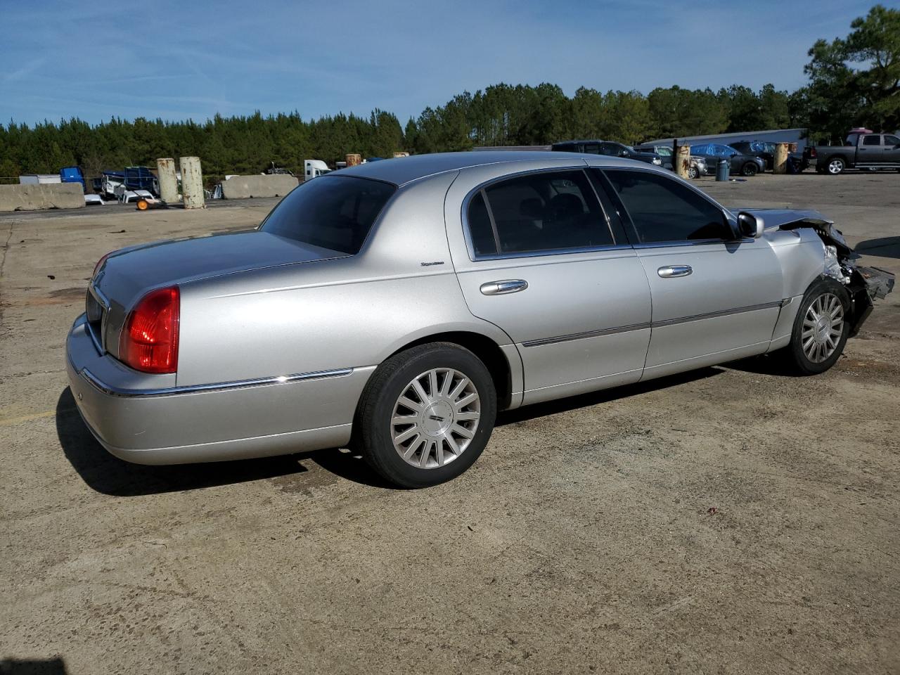 Obraz 3 z 2003 LINCOLN TOWN CAR SIGNATURE 2003 z VIN 1LNHM82W33Y687208