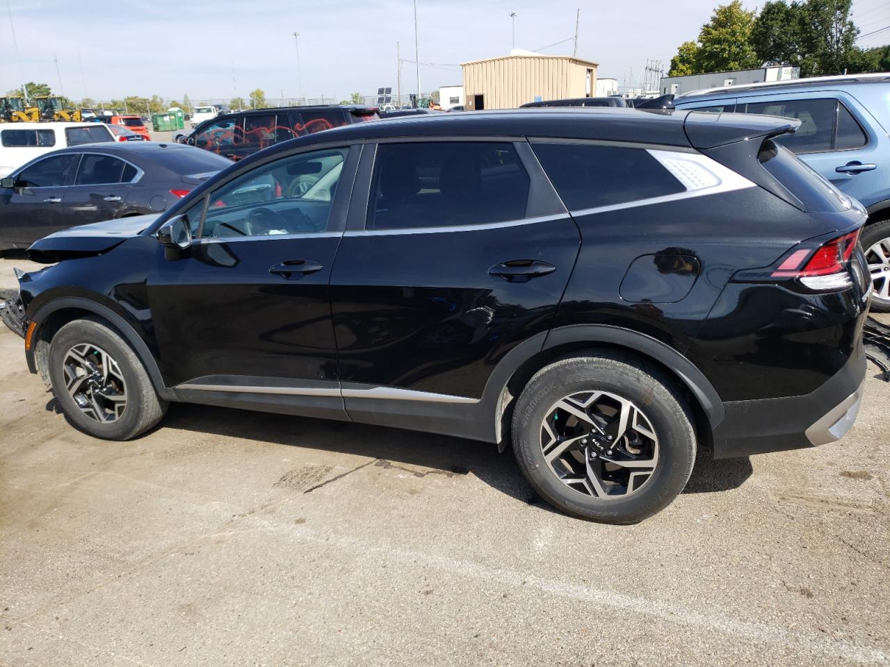 Изображение 2 2023 KIA SPORTAGE LX 2023 с VIN KNDPUCAF7P7036924