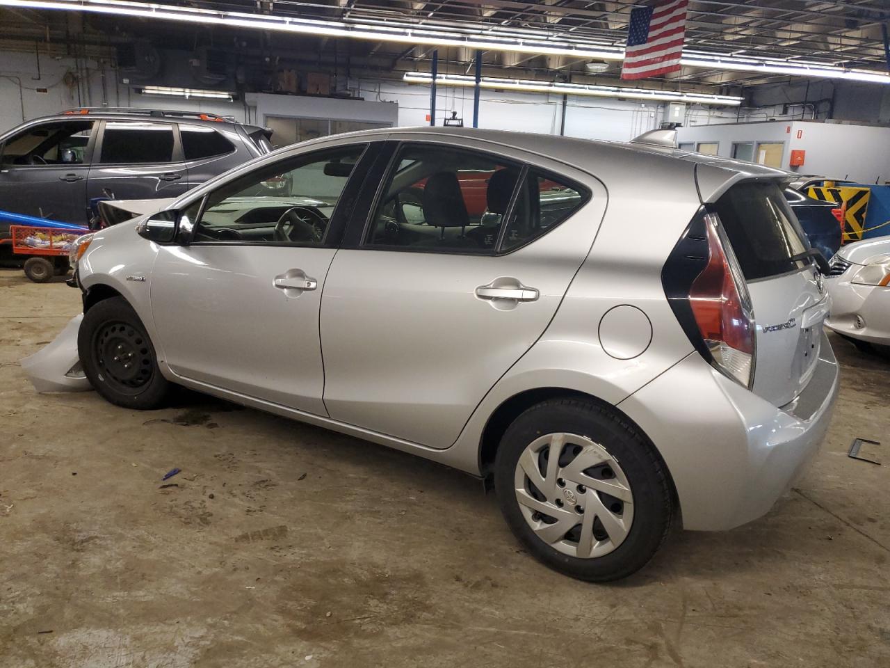 Obraz 2 z 2015 TOYOTA PRIUS C  2015 z VIN JTDKDTB38F1111470