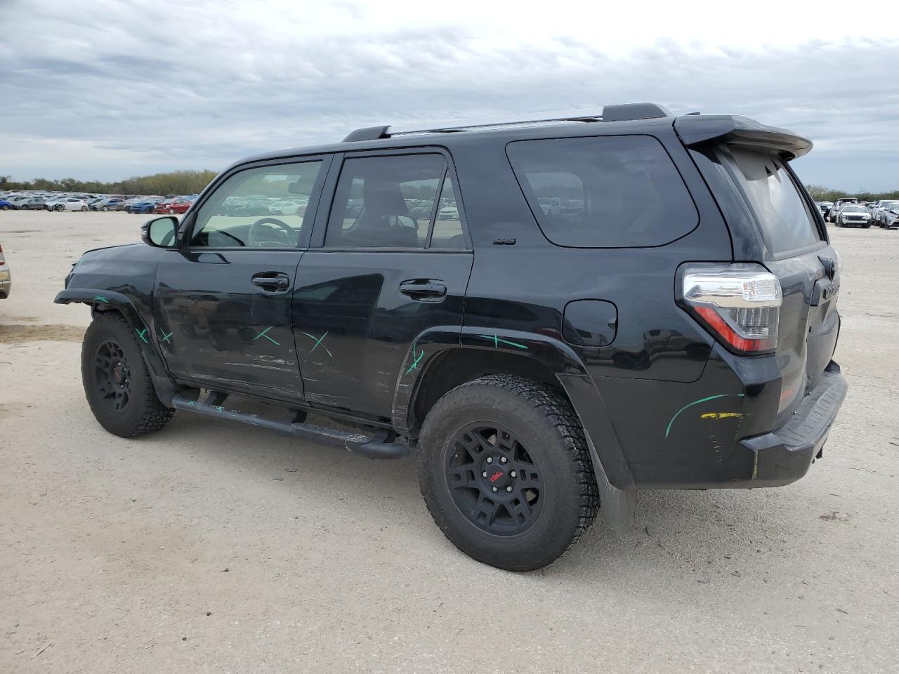 Изображение 2 2022 TOYOTA 4RUNNER SR5 2022 с VIN JTEFU5JRXN5256404