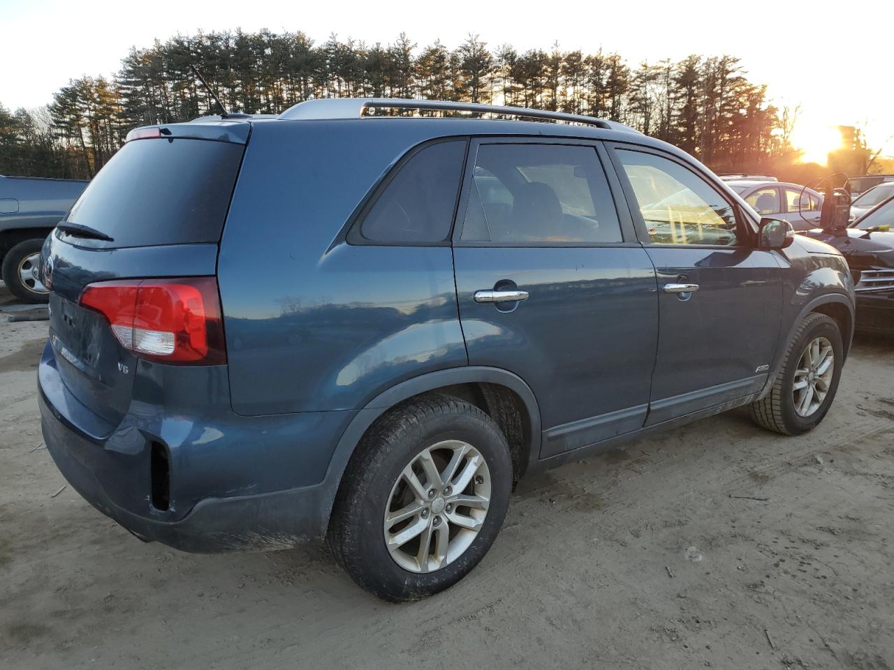 Изображение 3 2015 KIA SORENTO LX 2015 с VIN 5XYKTDA72FG596413