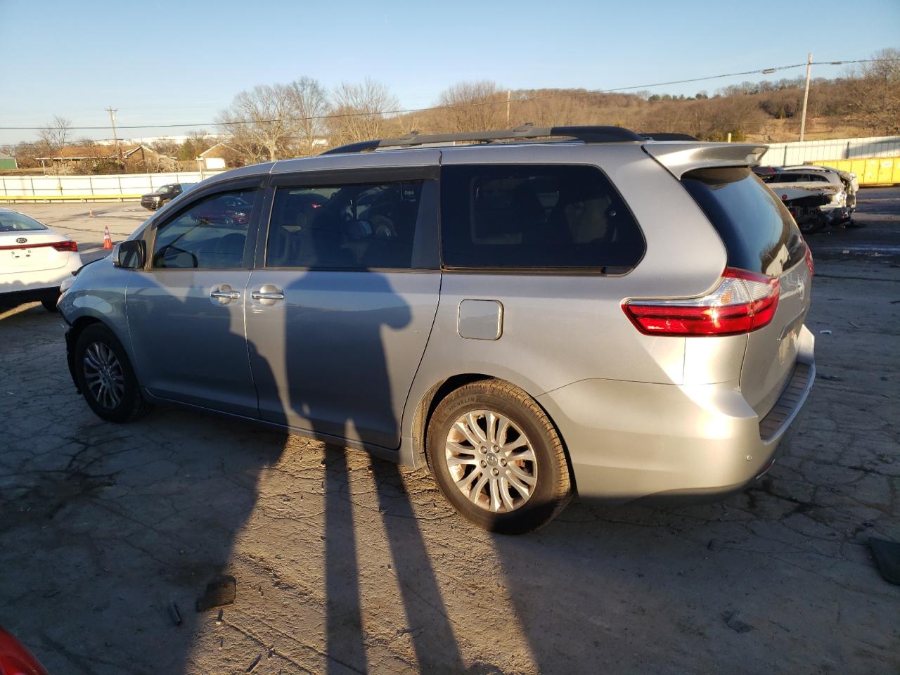 Image 2 of 2016 TOYOTA SIENNA XLE 2016 with VIN 5TDYK3DC2GS747870
