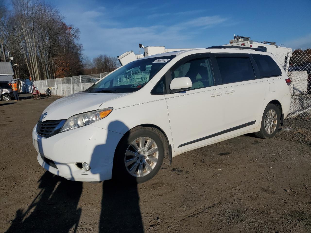 2013 TOYOTA SIENNA XLE 2013 image