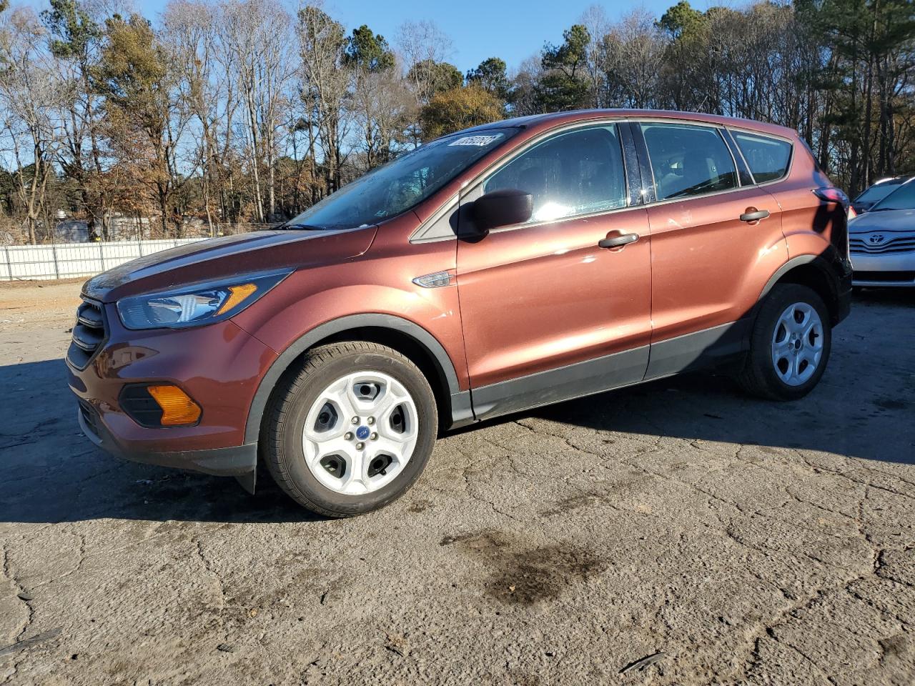 Obraz 1 z 2018 FORD ESCAPE S 2018 z VIN 1FMCU0F73JUB19494