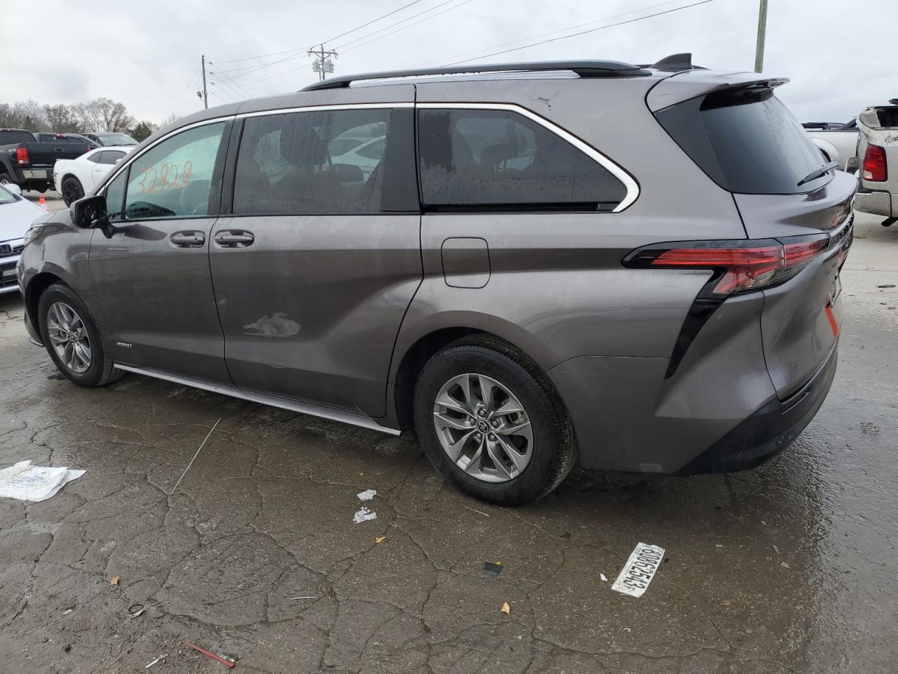 Image 2 of 2021 TOYOTA SIENNA LE 2021 with VIN 5TDKRKEC9MS061301