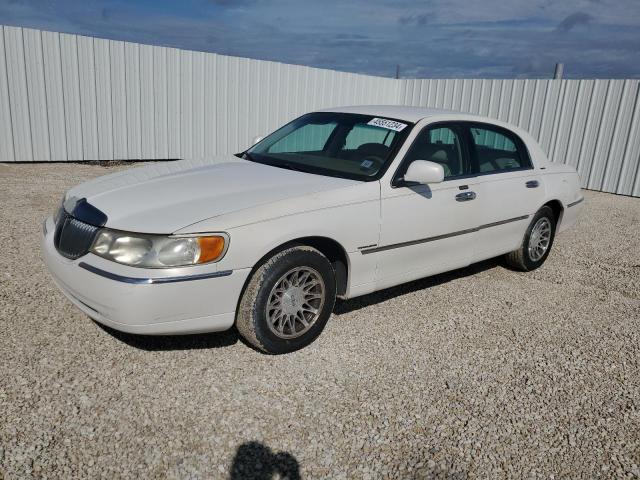 Image 1 of 2000 LINCOLN TOWN CAR SIGNATURE 2000 with VIN 1LNHM82WXYY902686