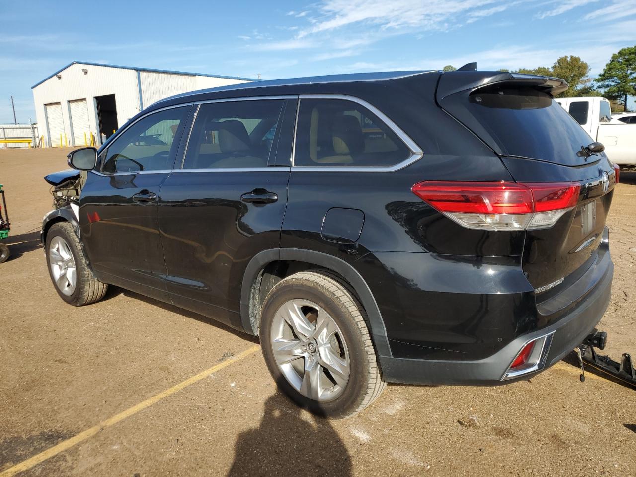 Image 2 of 2019 TOYOTA HIGHLANDER LIMITED 2019 with VIN 5TDYZRFH4KS333294