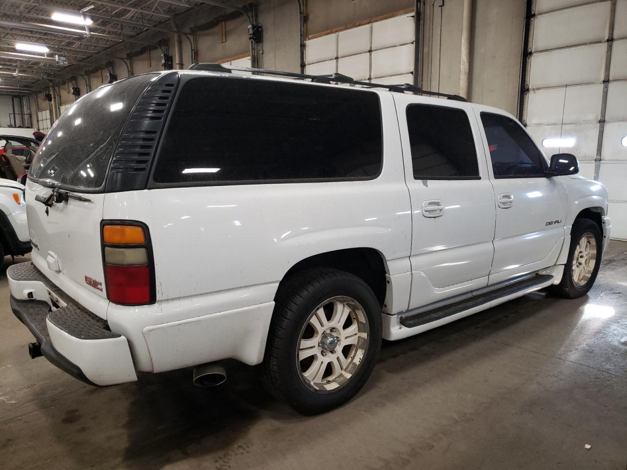 Image 3 of 2004 GMC YUKON XL DENALI 2004 with VIN 1GKFK66U44J252663