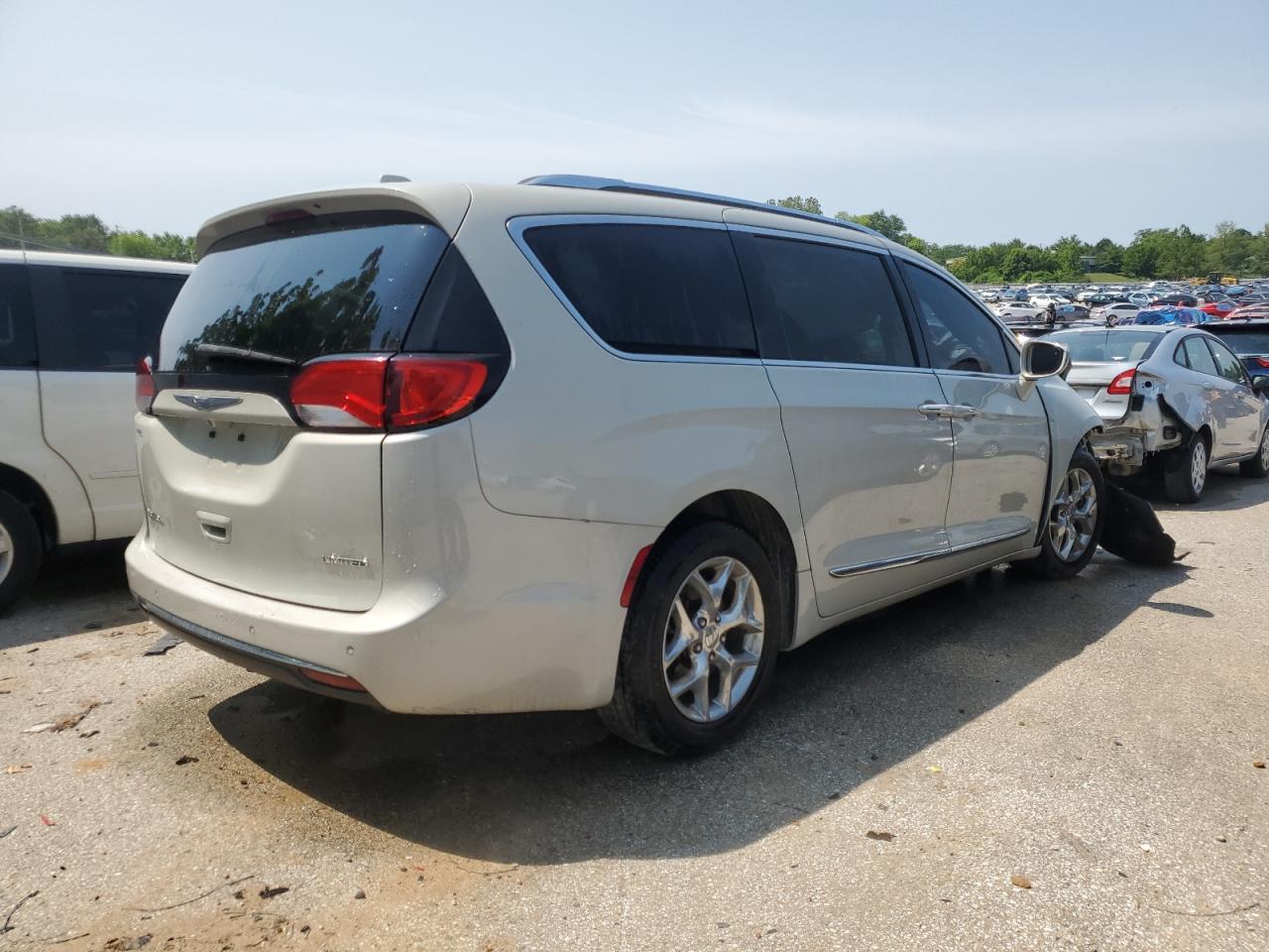 Image 3 of 2017 CHRYSLER PACIFICA LIMITED 2017 with VIN 2C4RC1GG2HR705939