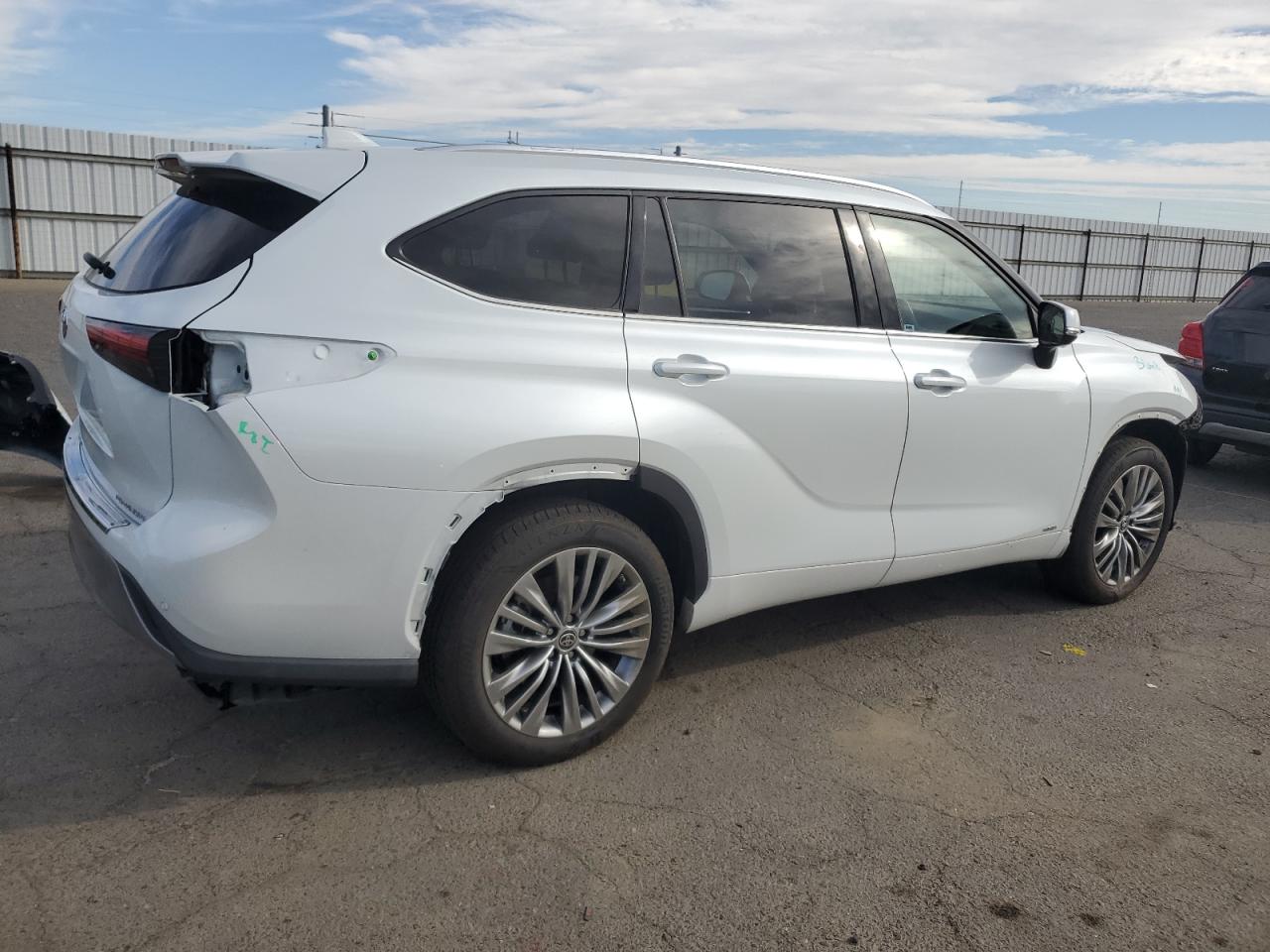 Image 3 of 2022 TOYOTA HIGHLANDER HYBRID PLATINUM 2022 with VIN 5TDEBRCH5NS074802
