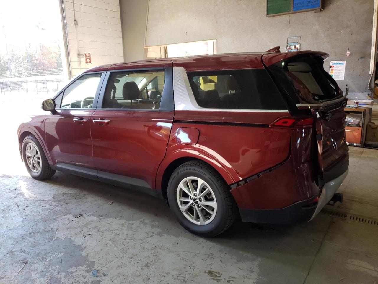 Image 2 of 2022 KIA CARNIVAL LX 2022 with VIN KNDNB4H33N6093154