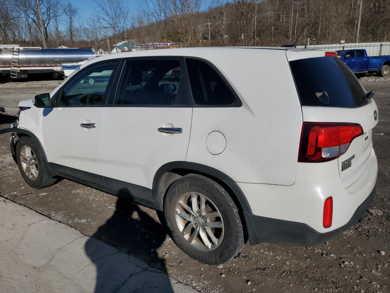 Image 2 of 2015 KIA SORENTO LX 2015 with VIN 5XYKT3A69FG600913