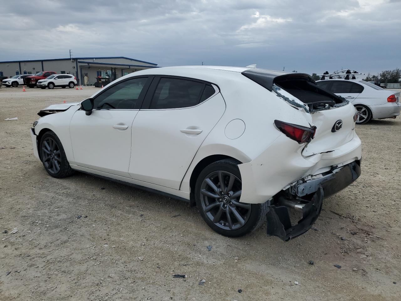 Image 2 of 2020 MAZDA 3 PREFERRED 2020 with VIN JM1BPAMM5L1169890