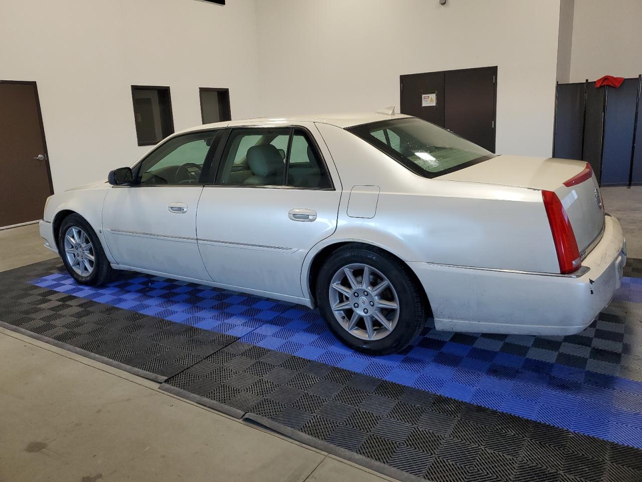 Изображение 2 2010 CADILLAC DTS LUXURY COLLECTION 2010 с VIN 1G6KD5EYXAU112407