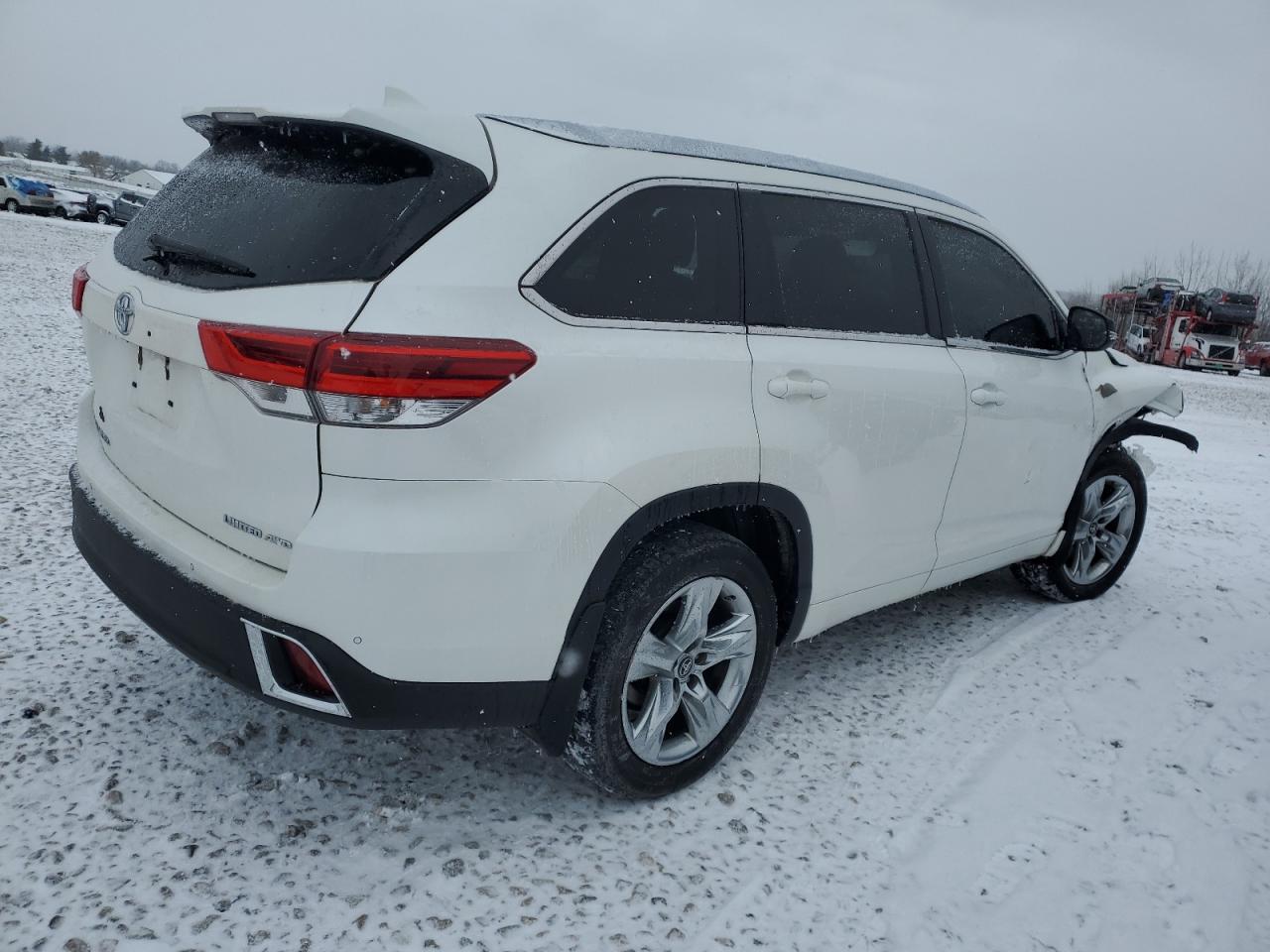 Image 3 of 2018 TOYOTA HIGHLANDER LIMITED 2018 with VIN 5TDDZRFH6JS800406