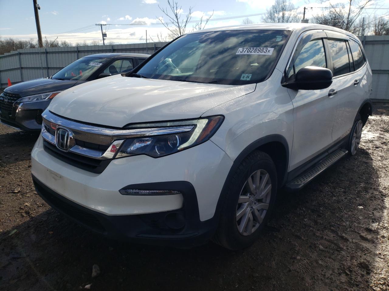 Изображение 1 2019 HONDA PILOT LX 2019 с VIN 5FNYF6H17KB061187