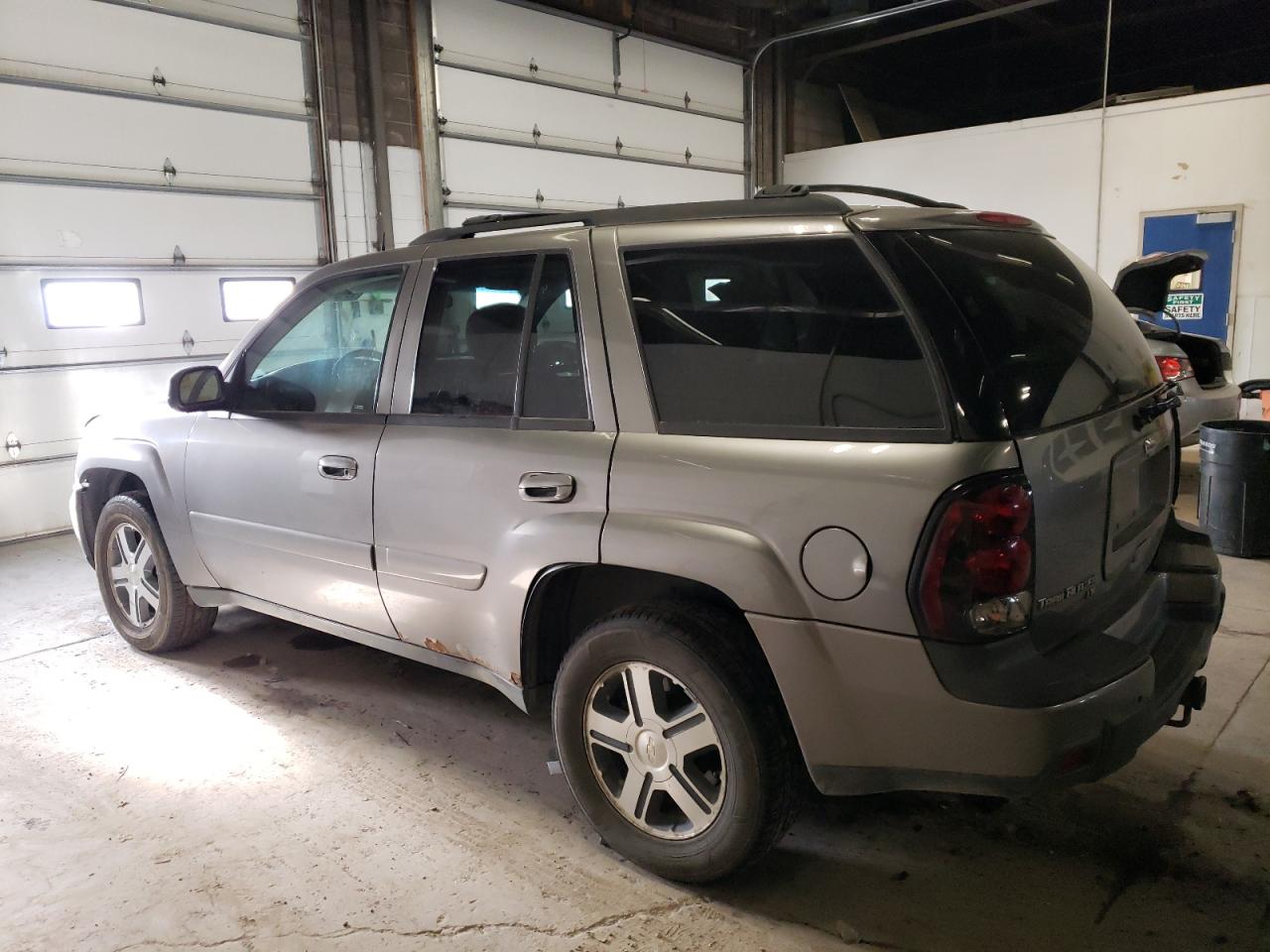 Image 2 of 2005 CHEVROLET TRAILBLAZER LS 2005 with VIN 1GNDT13S852291846