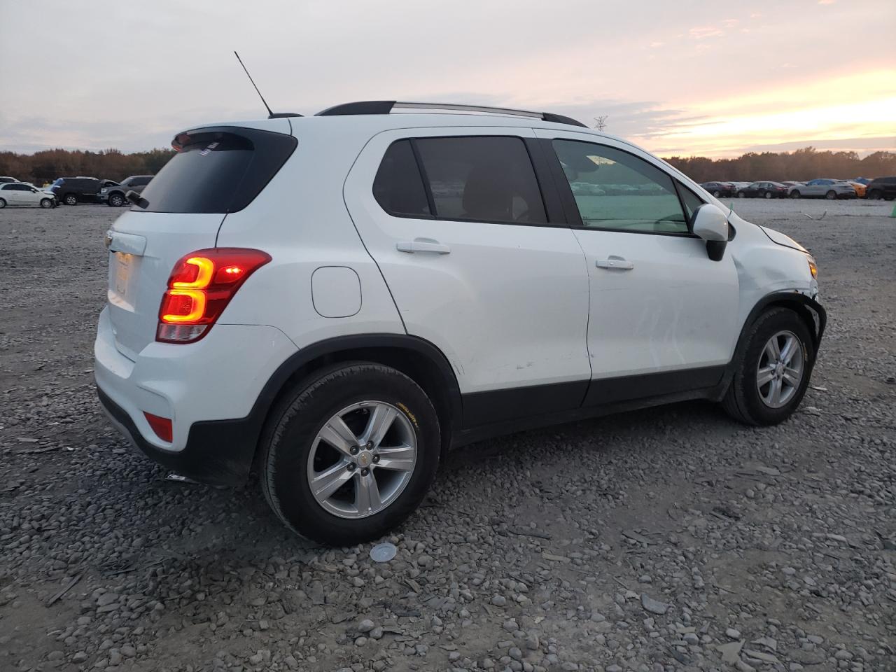 Image 3 of 2022 CHEVROLET TRAX 1LT 2022 with VIN KL7CJLSM2NB519121