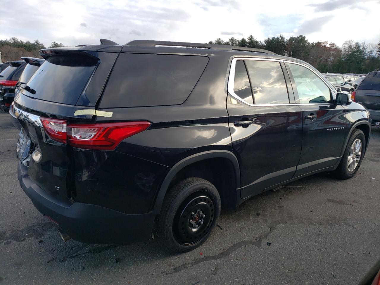 Image 3 of 2019 CHEVROLET TRAVERSE LT 2019 with VIN 1GNEVHKWXKJ309616