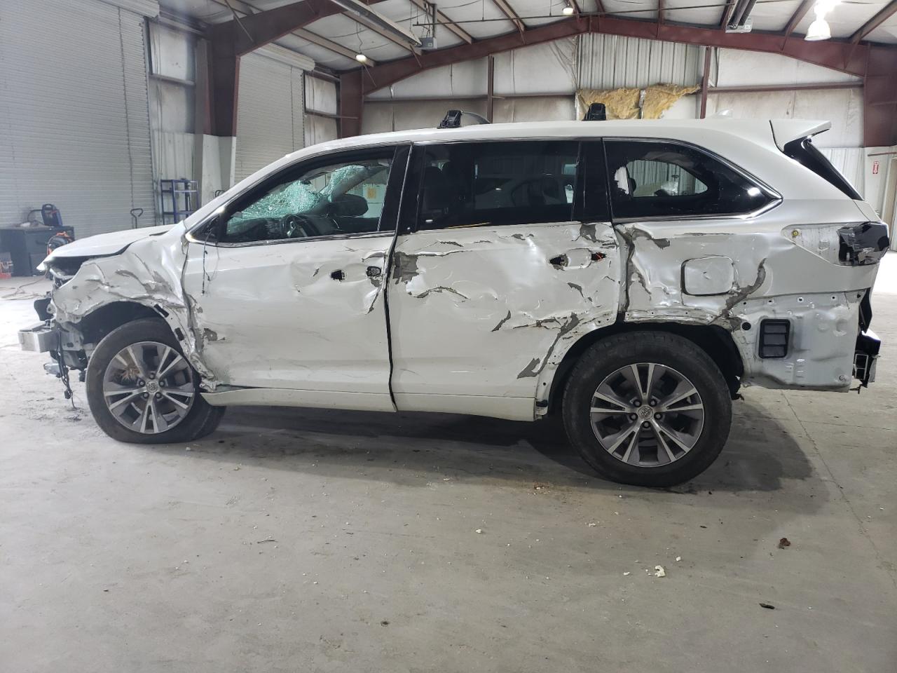 Image 2 of 2015 TOYOTA HIGHLANDER LE 2015 with VIN 5TDBKRFH7FS109775