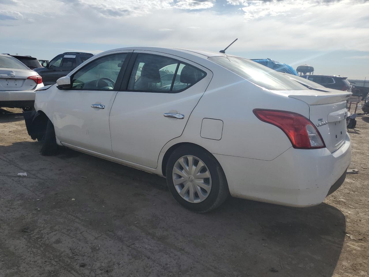 Obraz 2 z 2017 NISSAN VERSA S 2017 z VIN 3N1CN7AP3HK407787