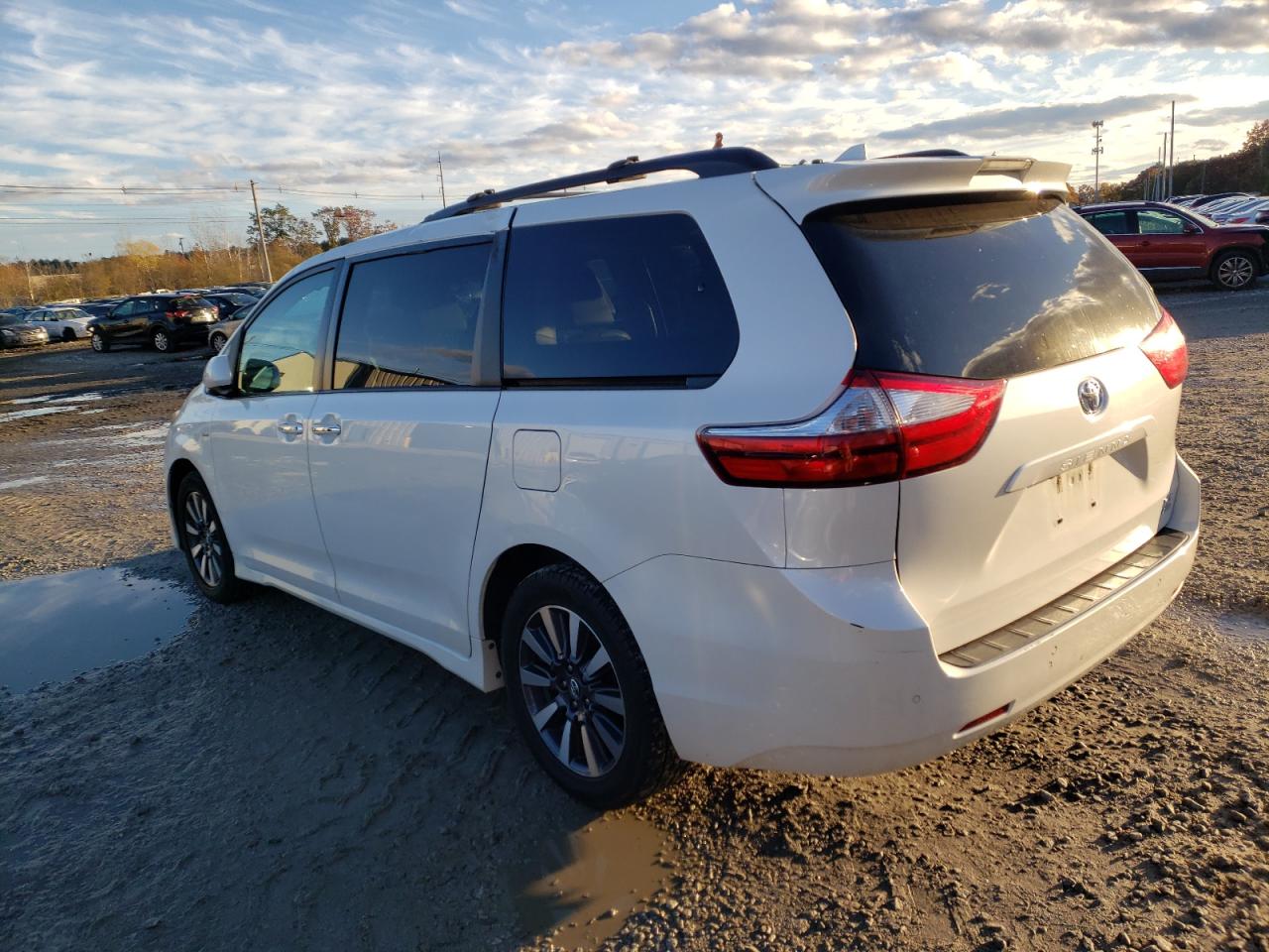 Изображение 2 2018 TOYOTA SIENNA XLE 2018 с VIN 5TDDZ3DC7JS208369