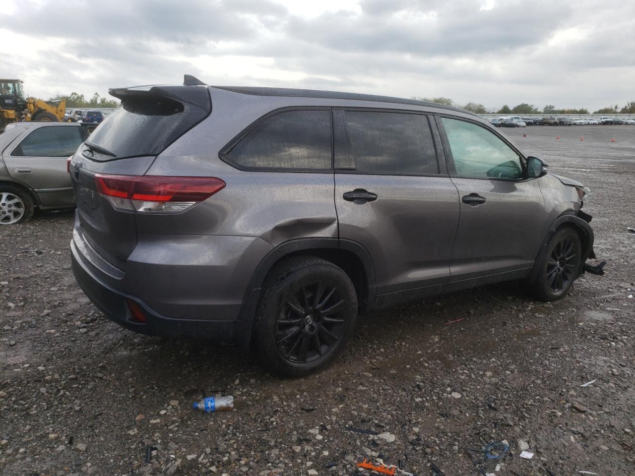 Image 3 of 2019 TOYOTA HIGHLANDER SE 2019 with VIN 5TDJZRFH6KS977932