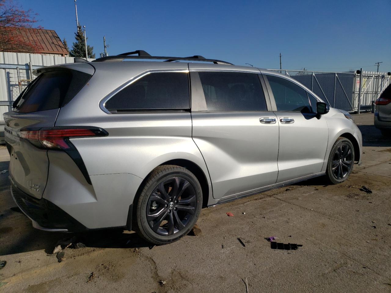 Image 3 of 2022 TOYOTA SIENNA XSE 2022 with VIN 5TDXRKECXNS132397
