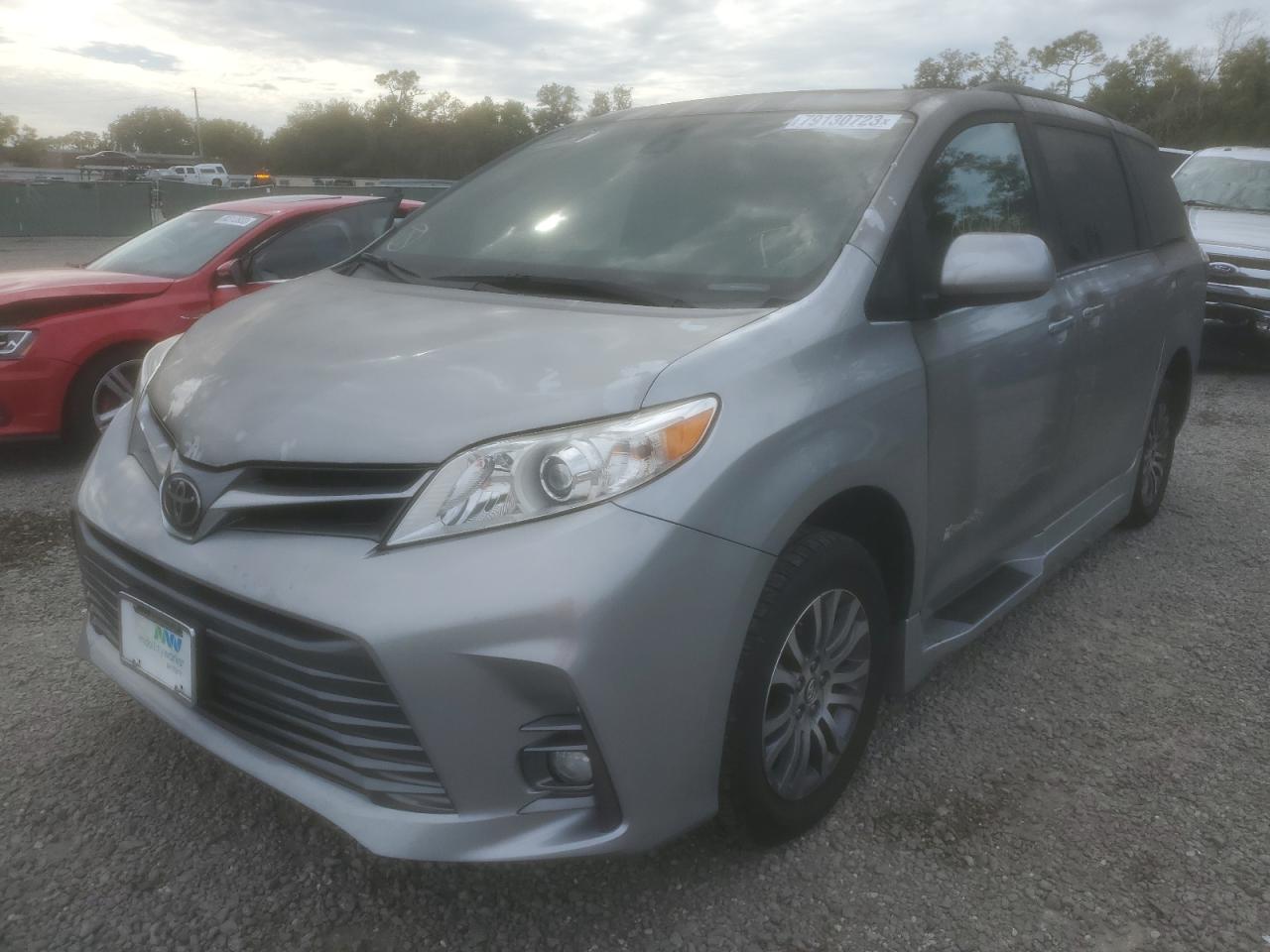 Image 1 of 2018 TOYOTA SIENNA XLE 2018 with VIN 5TDYZ3DC0JS922510