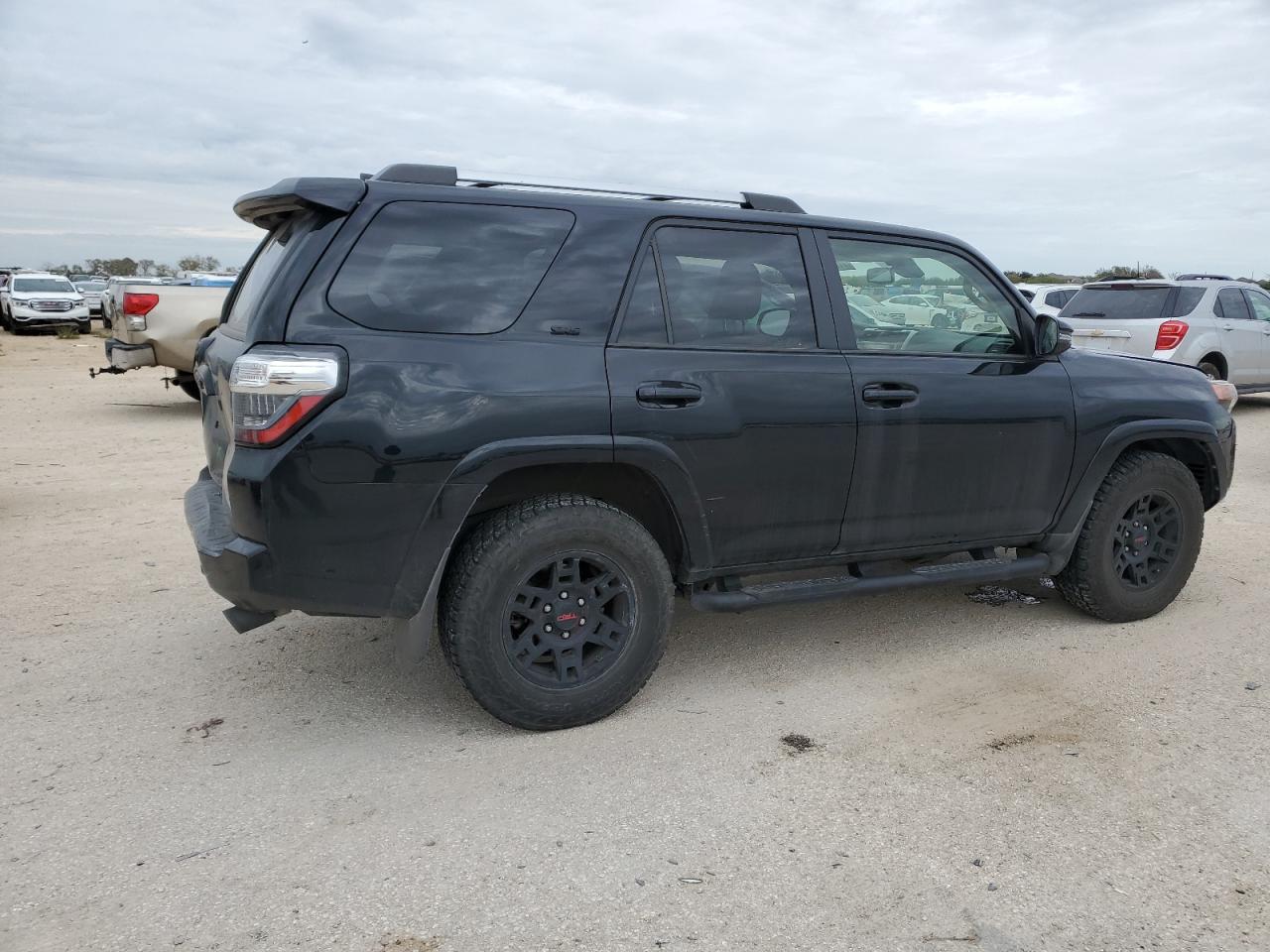 Image 3 of 2022 TOYOTA 4RUNNER SR5 2022 with VIN JTEFU5JRXN5256404