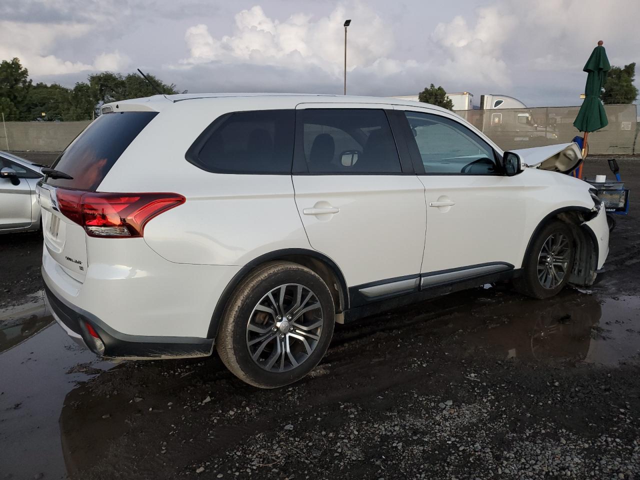 Obraz 3 z 2016 MITSUBISHI OUTLANDER SE 2016 z VIN JA4AD3A33GZ062575